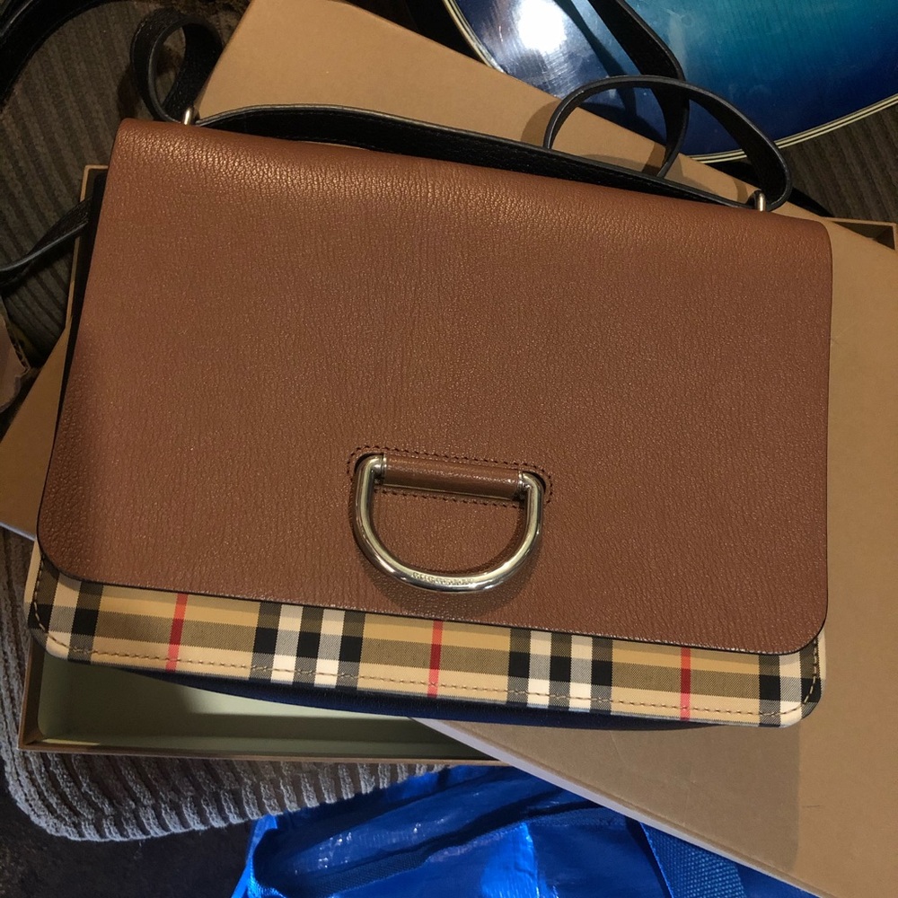 BURBERRY
Ll Md Dring Cb L26 Acgpe Crossbody